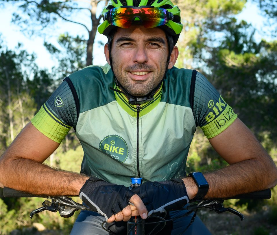 Guía de Bike Ibiza con su bicicleta de montaña
